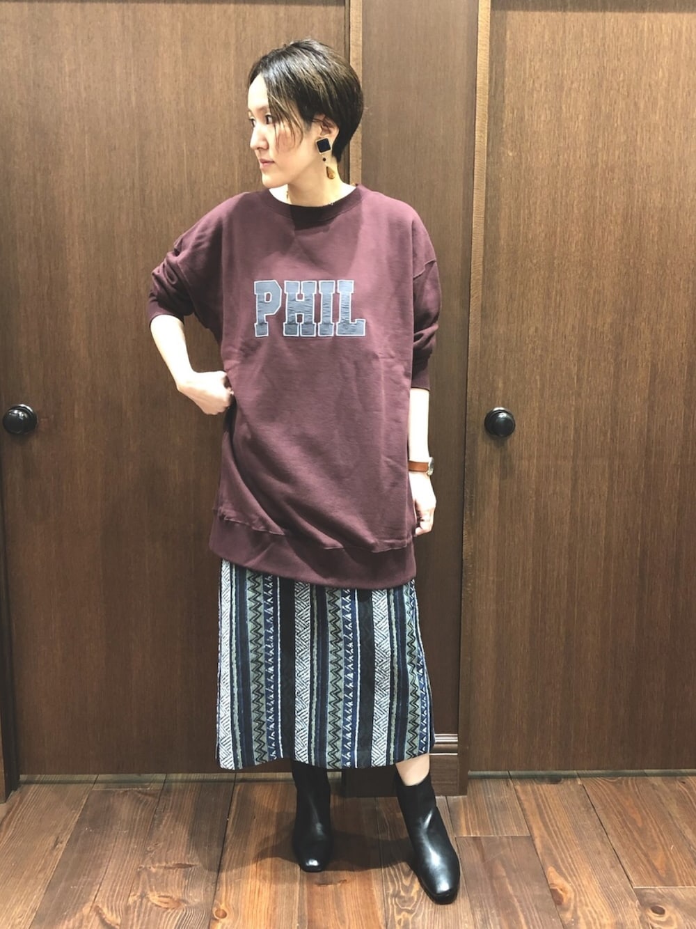 「秋コーデ、カジュアルスタイル、オーバーサイズ、スウェット、ボルドー、ブルー、スカート、ジャガード、ショートブーツ、黒」｜「NOMBRE IMPAIRのオリエンタルストライプＪＱ イージーフレアスカート（スカート、ブルー系）」を使った、kaji.さん（レディース・163cm）の秋コーディネートの1枚目の写真