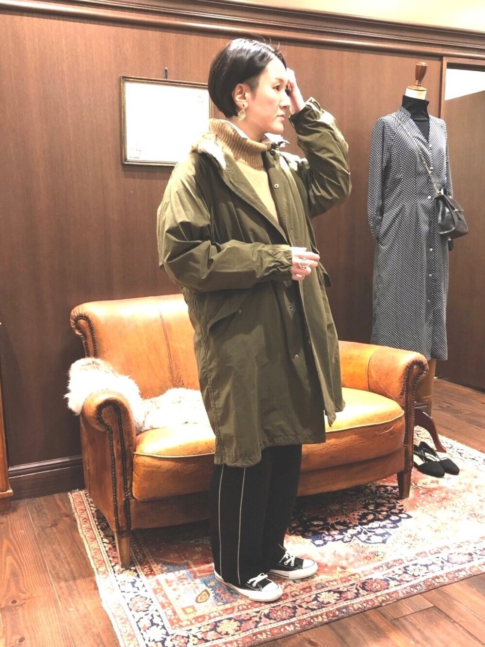 「冬コーデ、モッズコート、メンズライク、タートルネックニット、ワイドパンツ、スポーツミックス、コンバース、カーキ、ヴィンテージ、オトナカジュアル」｜「NOMBRE IMPAIRのＩＴＡ中綿ピーチイタリアボア３ＷＡＹモッズコート（モッズコート、グリーン系）」を使った、kaji.さん（レディース・163cm）の冬コーディネートの1枚目の写真
