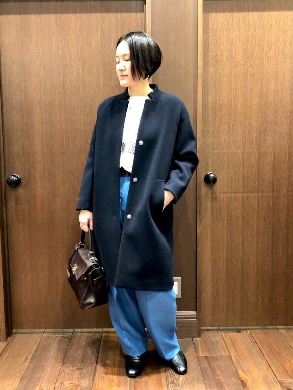 「オトナカジュアル、キレイめ、マニッシュ、ロゴT、ネイビー、コート、ブルー、タックパンツ、シンプルコーデ、ローファー」｜「NOMBRE IMPAIRのＷ／ＮＹメルトン　スタンドコクーンコート（その他アウター、ブルー系）」を使った、kaji.さん（レディース・163cm）の冬コーディネートの1枚目の写真