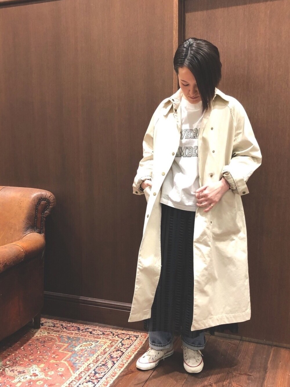 「春コーデ、ロングコート、オトナカジュアル、Tシャツ、レイヤードスタイル、デニム、白、コンバース、メンズライク、着回しコーデ」｜「NOMBRE IMPAIRのベンタイルギャバ ロングコート（ステンカラーコート、ホワイト系）」を使った、kaji.さん（レディース・163cm）の冬コーディネートの1枚目の写真