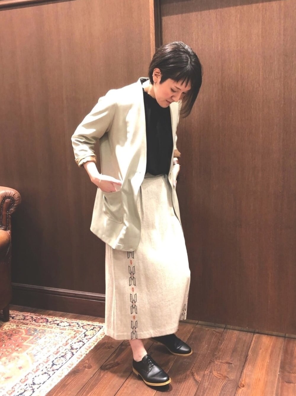 「大人カジュアル、春コーデ、オフィスカジュアル、ジャケット、ブラウス、スカート、刺繍、ベージュコーデ、黒、レースアップシューズ」｜「NOMBRE IMPAIRのエステルシャンブレー　スタンドネックジャケット（ノーカラージャケット、ベージュ系）」を使った、kaji.さん（レディース・163cm）の冬コーディネートの1枚目の写真