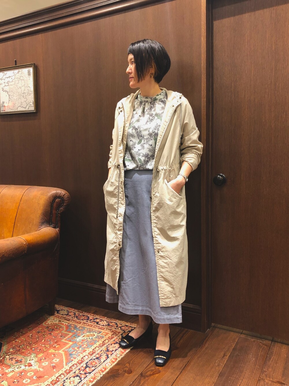 「オトナカジュアル、春アウター、フードコート、ロングスカート、コーデュロイ、スタンドカラー、フリル、柄シャツ、パンプス、オフィスカジュアル」｜「NOMBRE IMPAIRのナイロンワッシャー製品染め フードコート（その他アウター、グレー系）」を使った、kaji.さん（レディース・163cm）の春コーディネートの1枚目の写真
