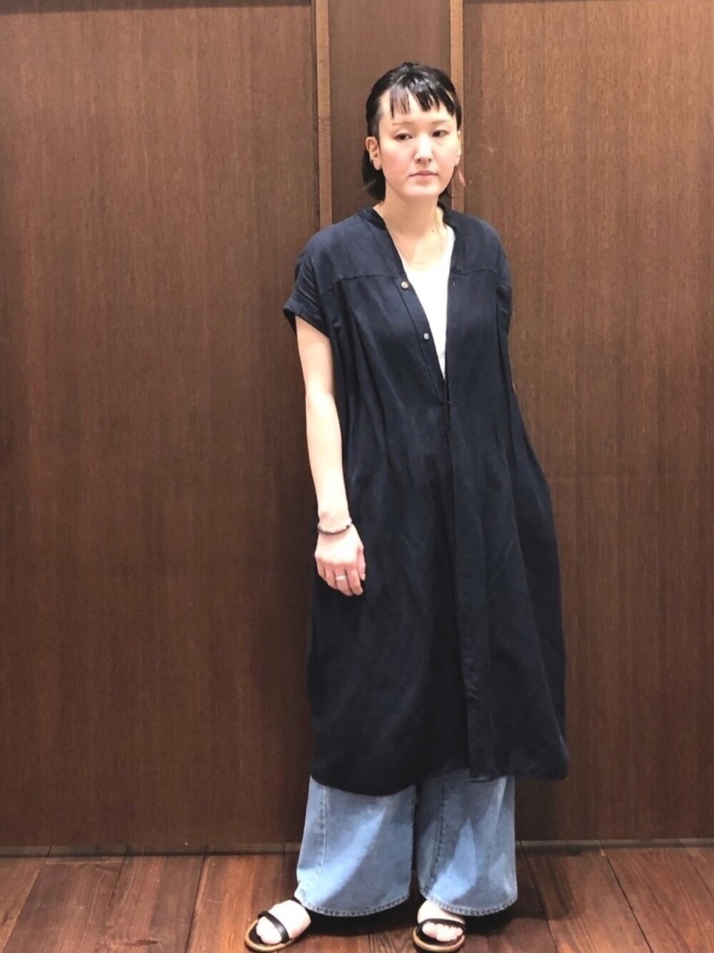 「ラフ、オトナカジュアル、ロングワンピース、デニムコーデ、シャツワンピ、リネン、夏コーデ、レイヤードスタイル、サンダル、ネイビー」｜「FIL DE FERの麻レーヨンキャンバス　スタンドネックワンピース（シャツワンピース、ブルー系）」を使った、kaji.さん（レディース・163cm）の夏コーディネートの1枚目の写真