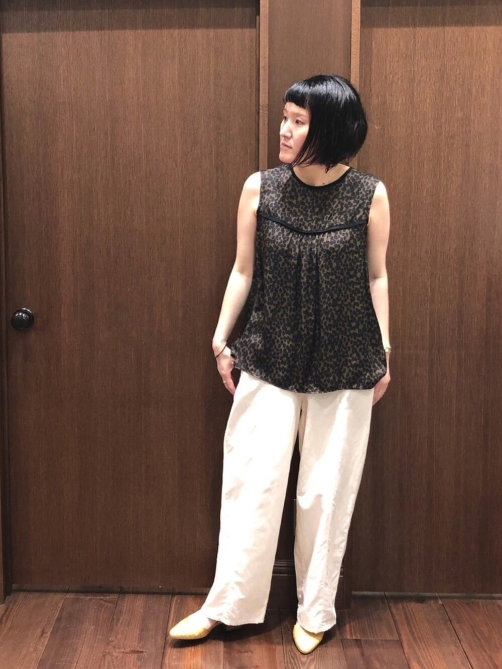 「オトナカジュアル、ラクチンコーデ、ノースリーブ、ブラウス、アニマル、白パンツ、カーゴパンツ、サンダル、パンツスタイル、夏コーデ」｜「FIL DE FERの【Fabric in Italy】チータードット ノースリーブブラウス（シャツ/ブラウス、ブラウン系）」を使った、kaji.さん（レディース・163cm）の夏コーディネートの1枚目の写真