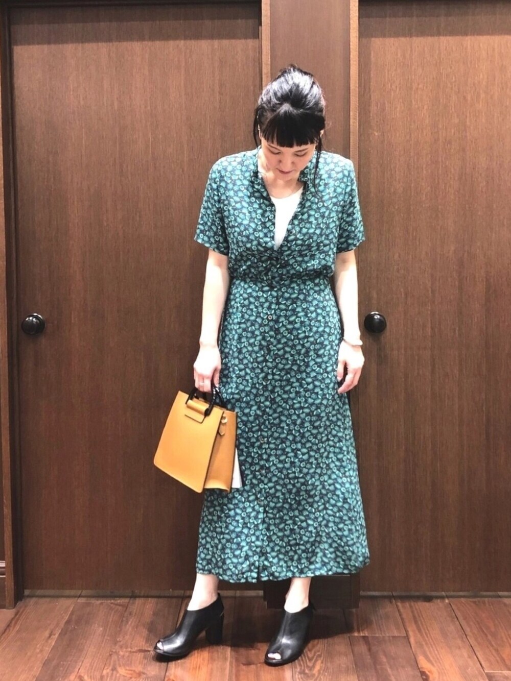 「夏、おでかけ、ワンピース、花柄、グリーン、シャツワンピ、ロング丈、サンダル、黒、きれいめカジュアル」｜「NOMBRE IMPAIRのグラデーションフラワー　半袖ロングワンピース（ワンピース、イエロー系）」を使った、kaji.さん（レディース・163cm）の夏コーディネートの1枚目の写真