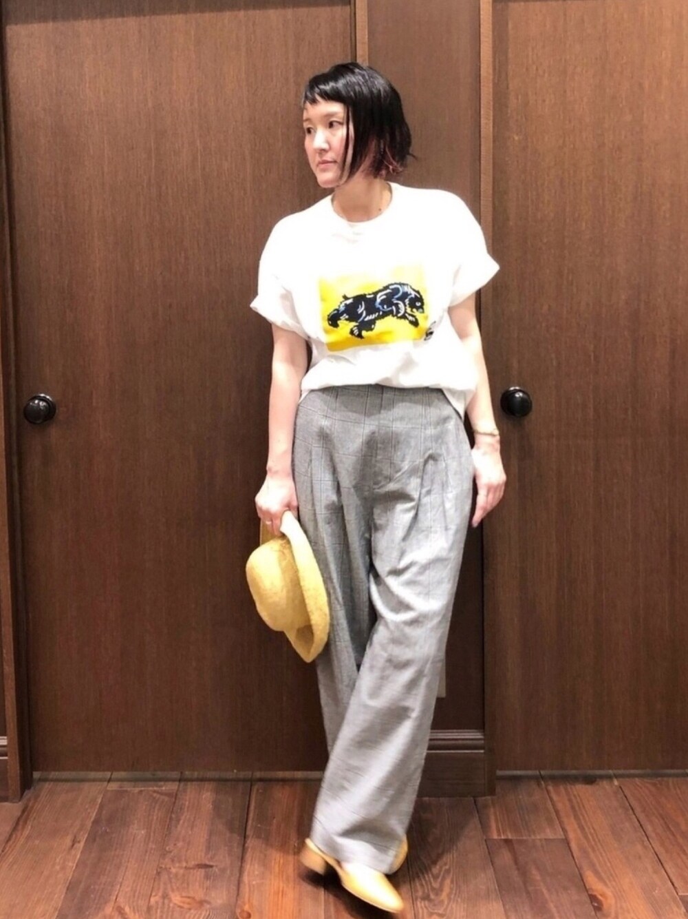 「夏、カジュアル、シンプル、Tシャツコーデ、刺繍、動物モチーフ、リネン、タックパンツ、サンダル、ハット」｜「FIL DE FERのグリズリー刺繍　クルーネックTEE（Tシャツ/カットソー、ホワイト系）」を使った、kaji.さん（レディース・163cm）の夏コーディネートの1枚目の写真