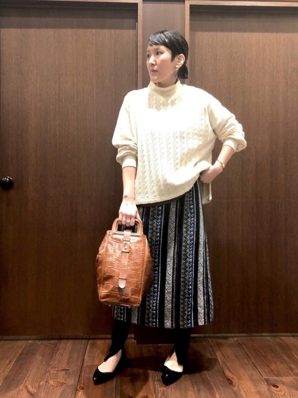「大人カジュアル、秋のコーデ、ハイネック、カットソー、ボリューム袖、キナリ、ジャガード、スカート、ブルー、レイヤードスタイル」｜「NOMBRE IMPAIRのケーブルコンビ裏毛 タートルプルオーバー（Tシャツ/カットソー、ホワイト系）」を使った、kaji.さん（レディース・163cm）の秋コーディネートの1枚目の写真