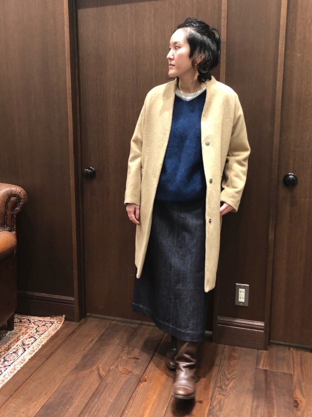 「冬コーデ、ノーカラーコート、ロングコート、ベージュ、ニット、ブルー、デニムスカート、ワンウォッシュデニム、ブーツ、オトナカジュアル」｜「NOMBRE IMPAIRのブラッシュウール ロングニット（ニット/セーター、ブルー系）」を使った、kaji.さん（レディース・163cm）の秋コーディネートの1枚目の写真