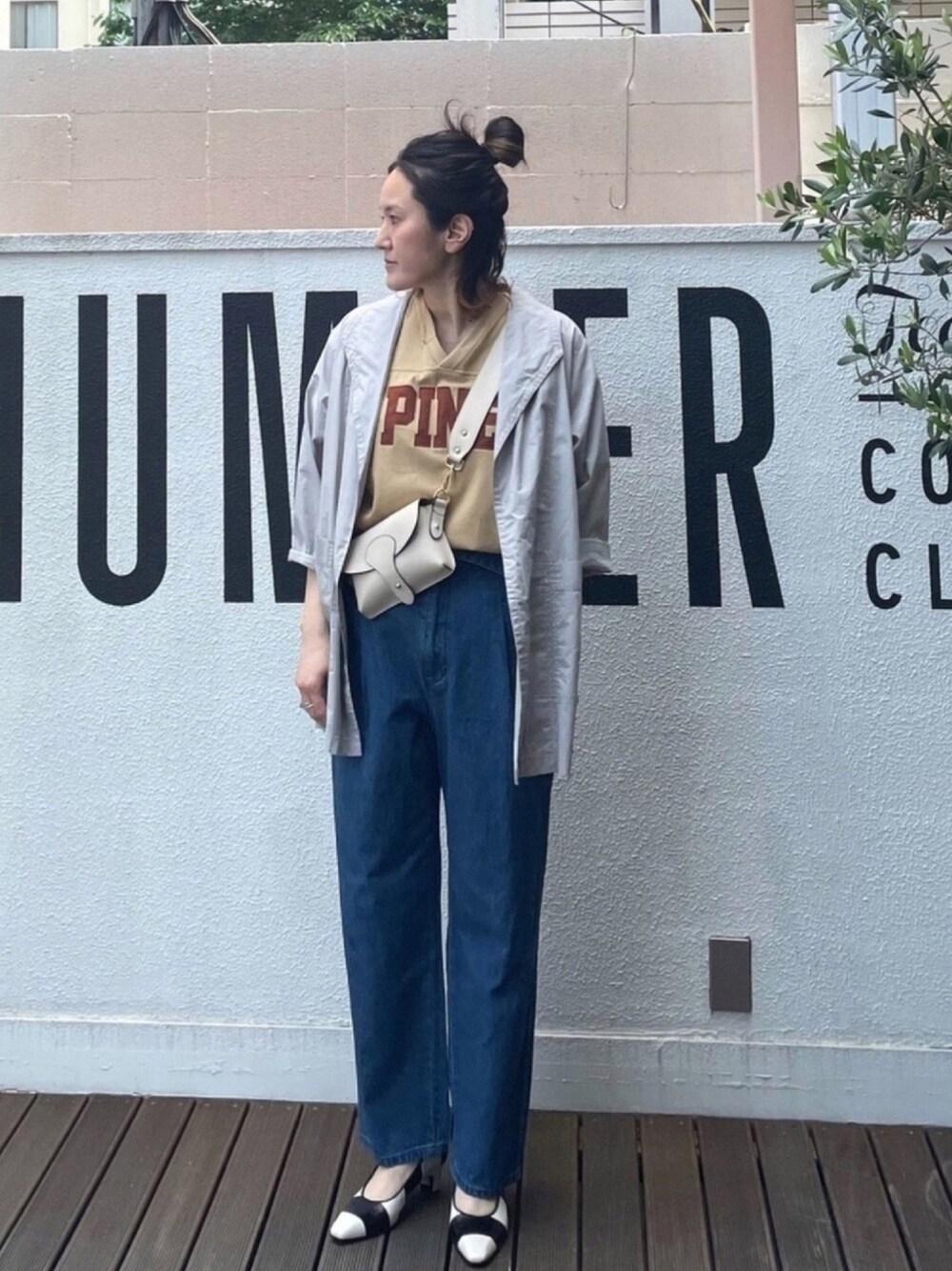 「グレー、Tシャツ、休日スタイル、デニムパンツ、パンツスタイル、ポシェット、ミニバッグ、羽織り、デニムコーデ、コットンリネン」｜「FIL DE FERのブライトコットン カーデシャツ（その他アウター、グレー系）」を使った、kaji.さん（レディース・163cm）の春コーディネートの1枚目の写真