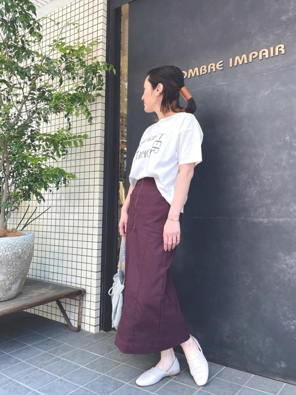 「タイトスカート、ロゴT、シルバー、フラットシューズ、白、ラフ、パープル、シンプルコーデ、夏コーデ、オトナカジュアル」｜「FIL DE FERのDRIFTERプリント　半袖Tシャツ（Tシャツ/カットソー、ホワイト系）」を使った、kaji.さん（レディース・163cm）の春コーディネートの1枚目の写真