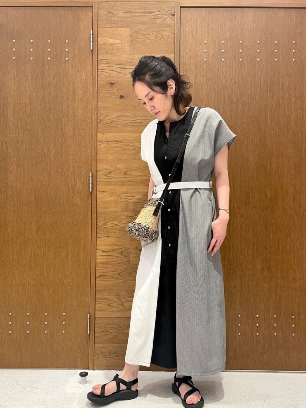 「夏コーデ、シンプルコーデ、ワンピース、サンダル、モノトーン、おでかけ、ウエストマーク、ストライプ、ショルダーバッグ、オトナカジュアル」｜「FIL DE FERのストライプコンビ カラーコンビワンピース（シャツワンピース、グレー系）」を使った、kaji.さん（レディース・163cm）の春コーディネートの1枚目の写真
