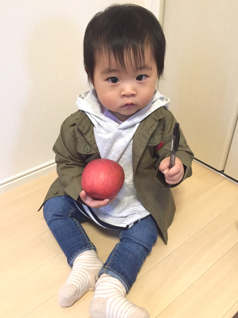 ホワイト系のパーカー、グリーン系のシャツ/ブラウス、ブルー系のデニムパンツを着用したキッズの春コーディネートの1枚目の写真