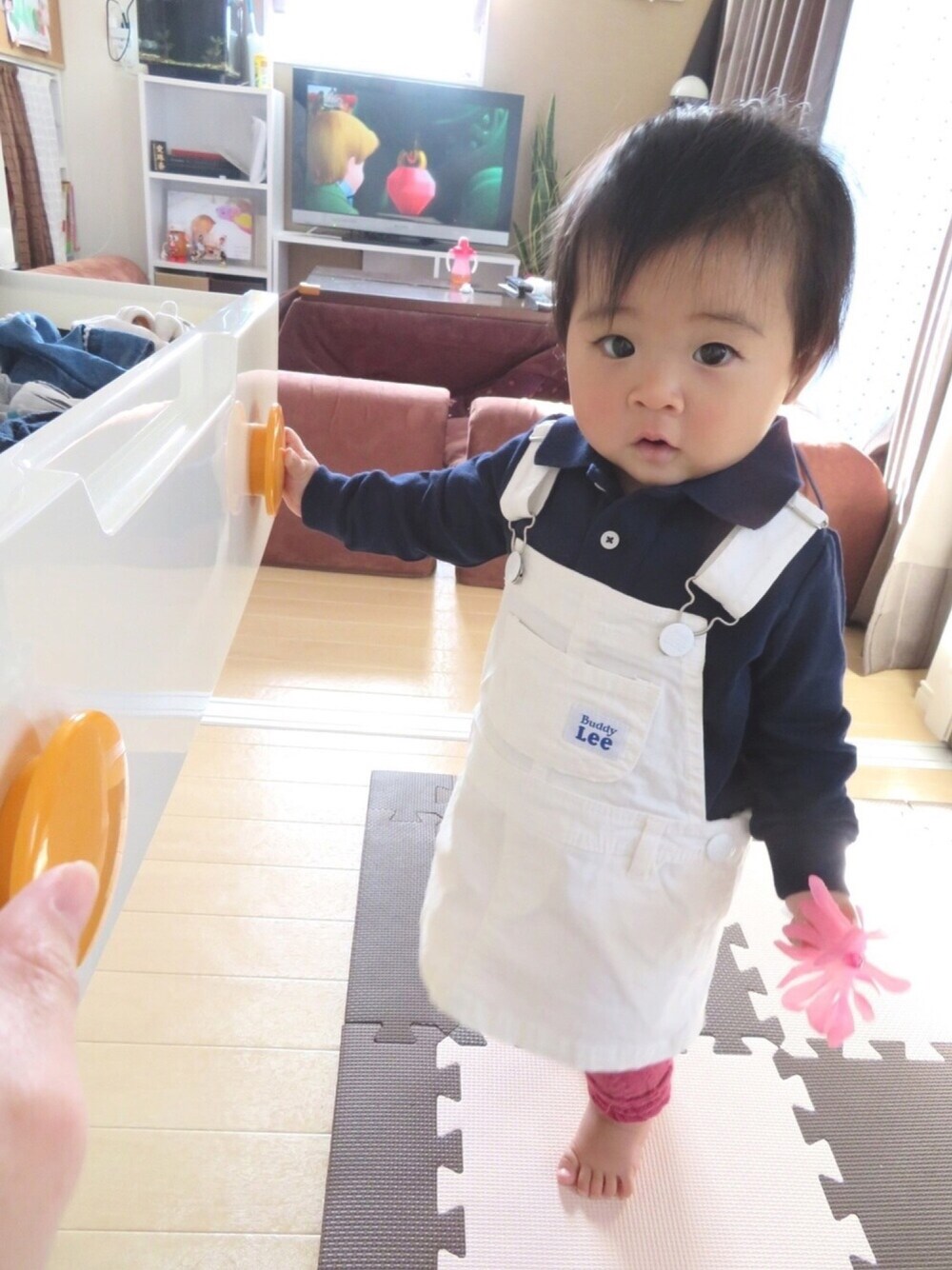 ホワイト系のサロペット/オーバーオール、ブルー系のポロシャツ、レッド系のレギンス/スパッツを着用したキッズの春コーディネートの1枚目の写真