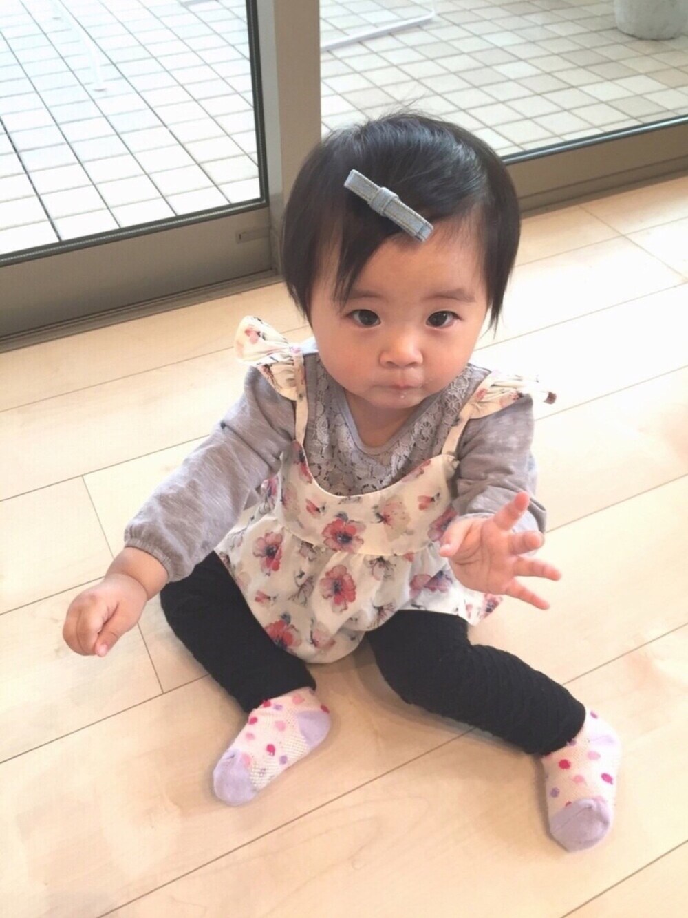 ホワイト系のキャミソール、グレー系のTシャツ/カットソー、ブラック系のレギンス/スパッツを着用したキッズの春コーディネートの1枚目の写真