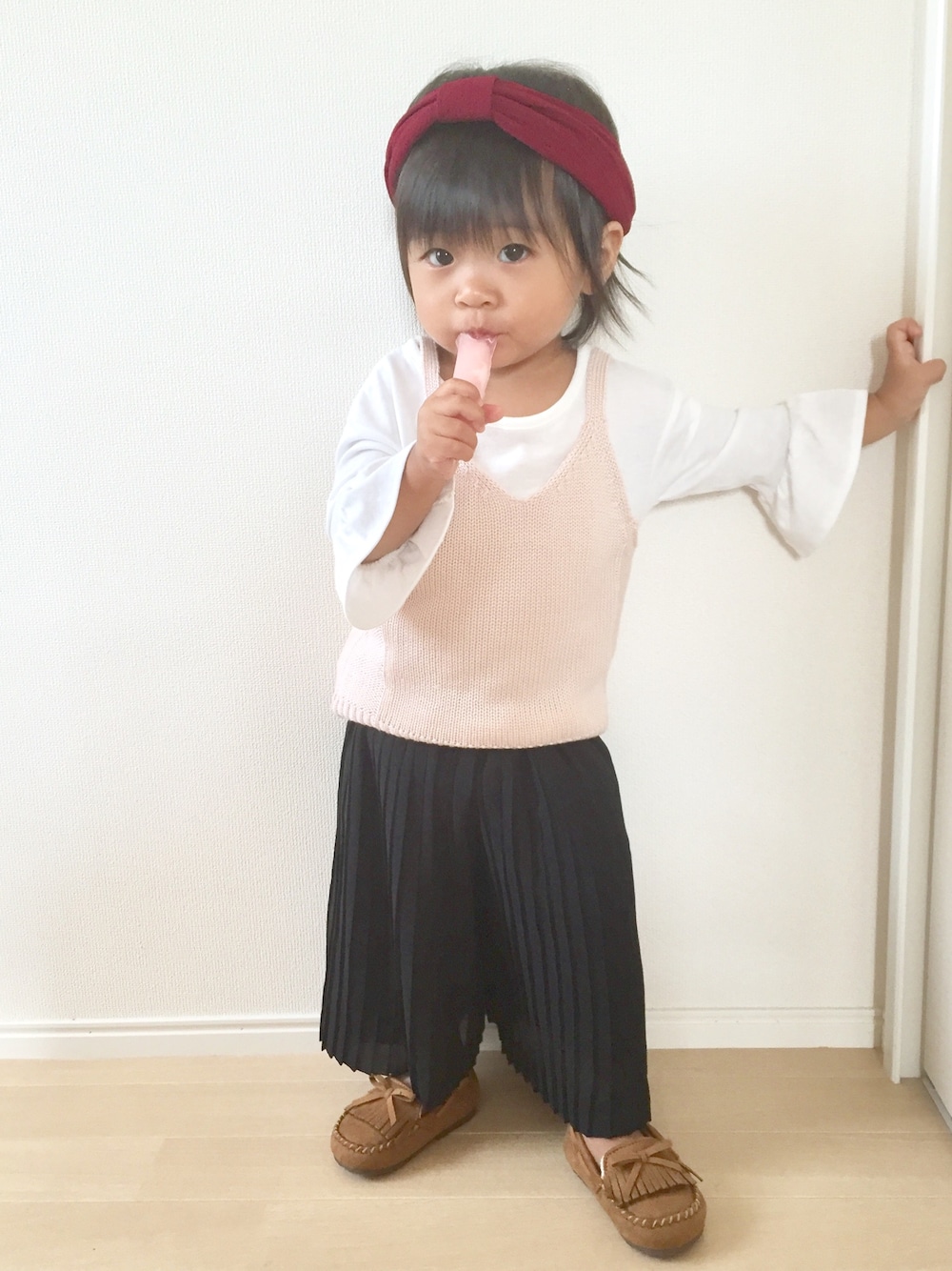 ホワイト系のTシャツ/カットソー、ピンク系のキャミソール、ブラック系のパンツを着用したキッズの秋コーディネートの1枚目の写真