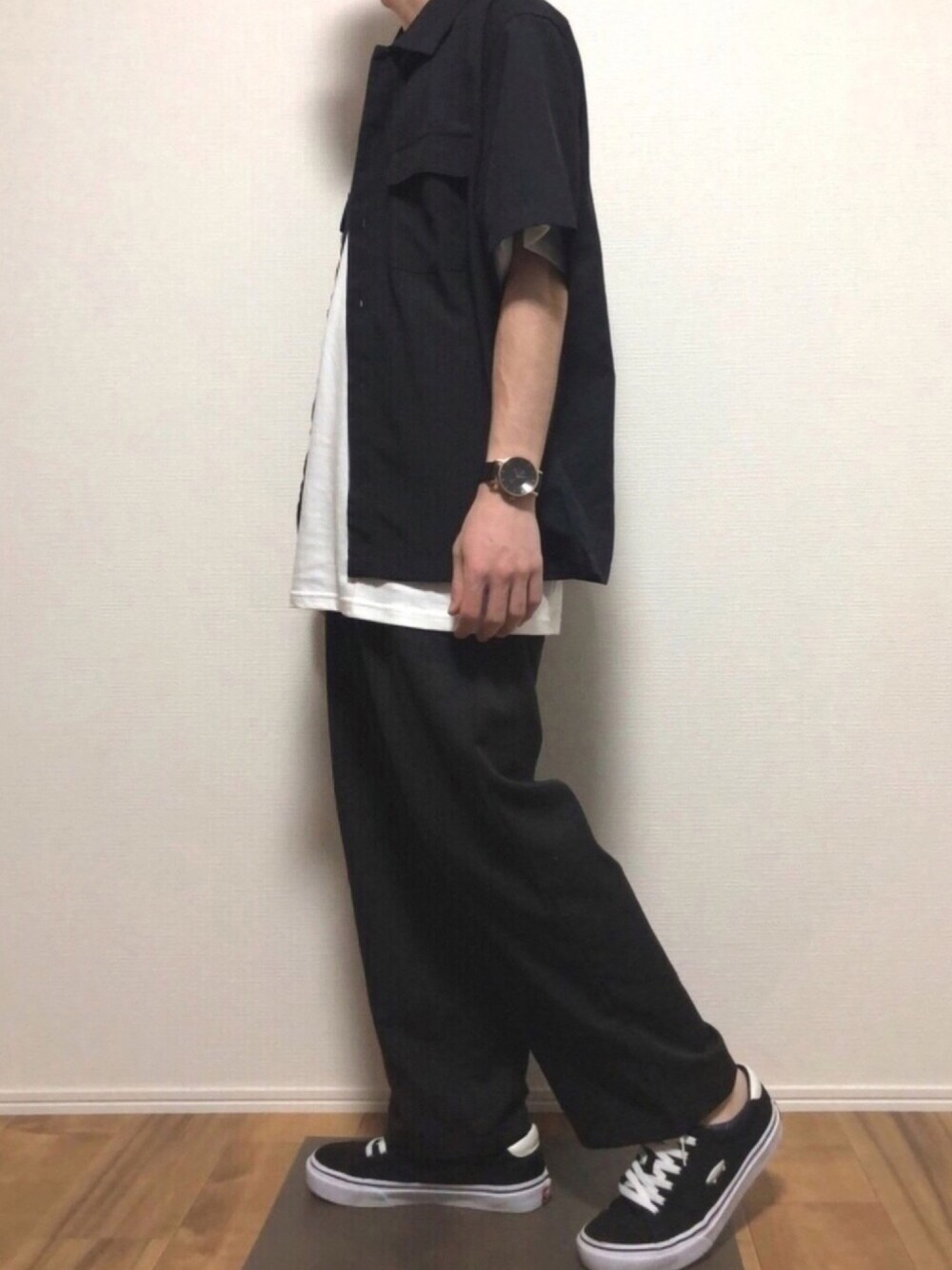 ブラック系のシャツ/ブラウス、ホワイト系のTシャツ/カットソー、ブラック系のその他パンツを着用したメンズの春コーディネートの1枚目の写真