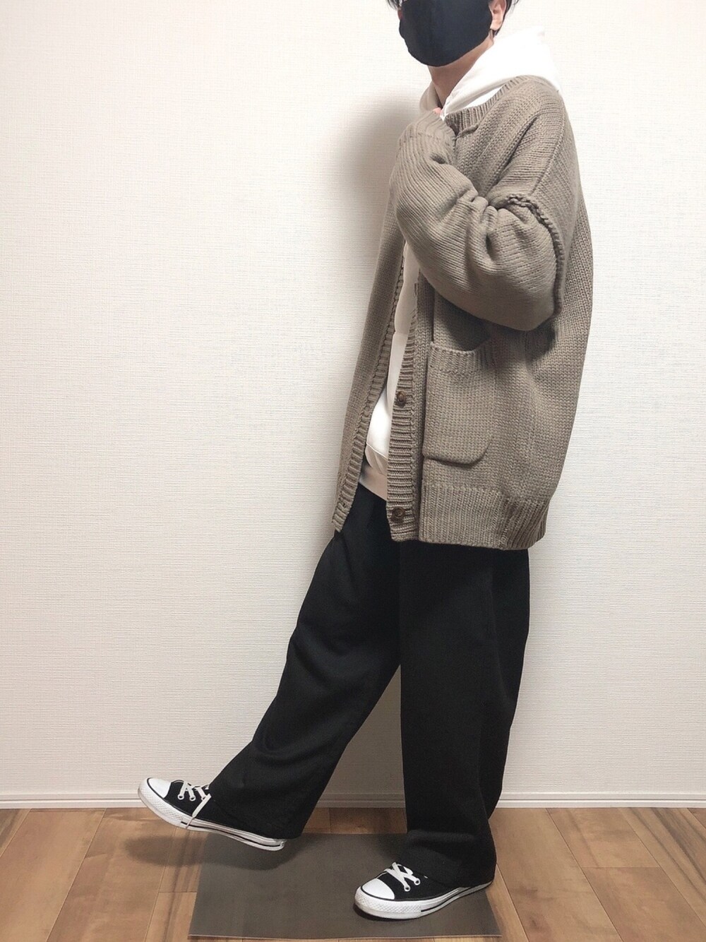 ベージュ系のカーディガン/ボレロ、ホワイト系のパーカー、ブラック系のその他パンツを着用したメンズの秋コーディネートの1枚目の写真