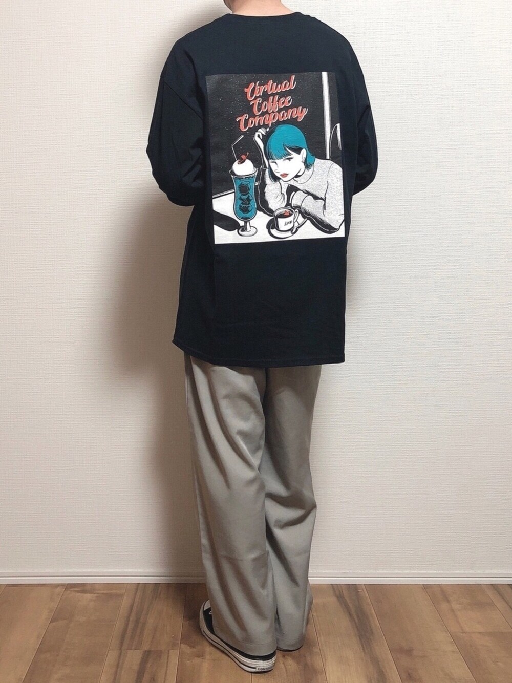 ブラック系のTシャツ/カットソー、グレー系のその他パンツ、ブラック系のスニーカーを着用したメンズの春コーディネートの1枚目の写真