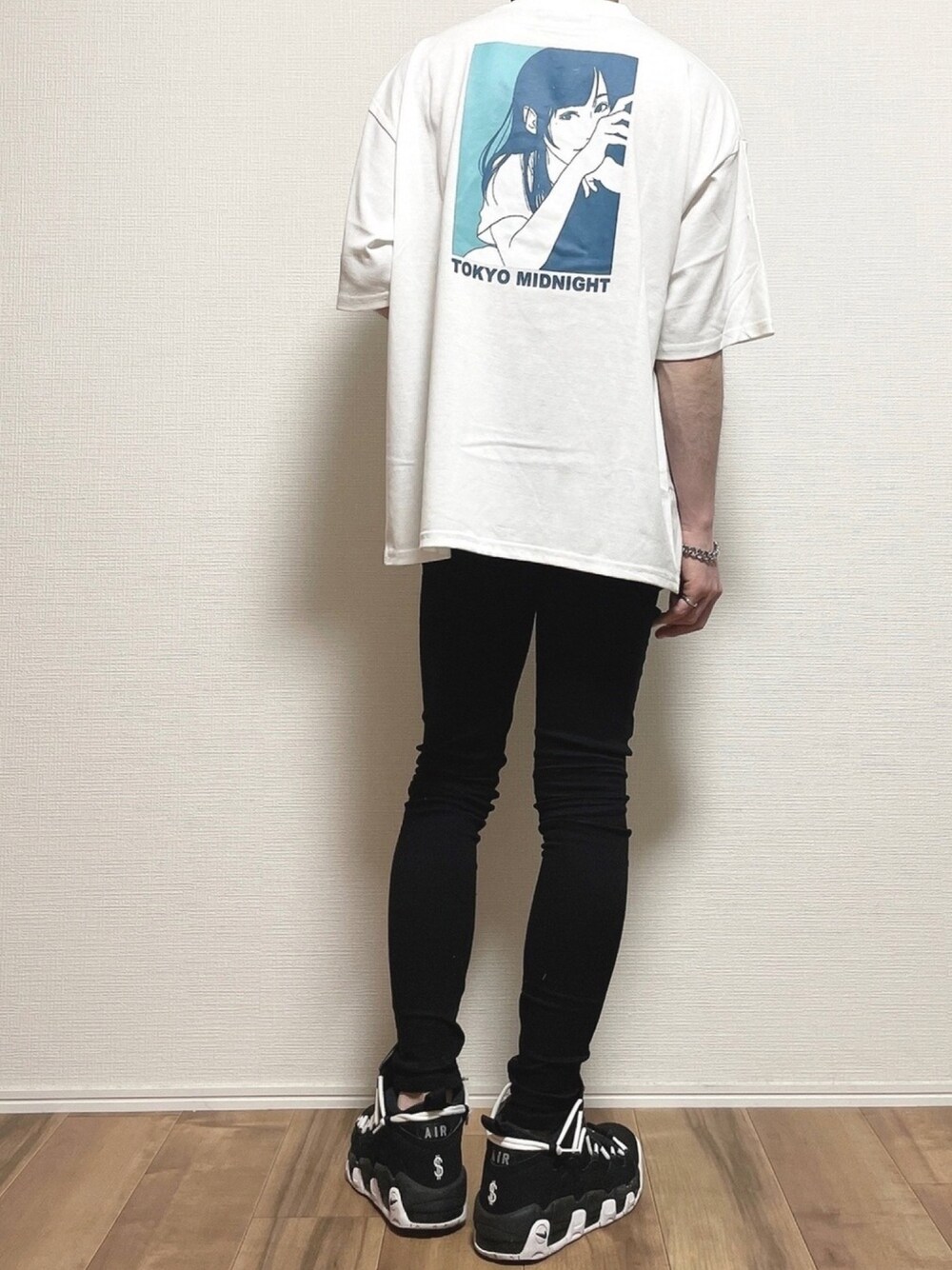 ホワイト系のTシャツ/カットソー、ブラック系のデニムパンツ、ブラック系のスニーカーを着用したメンズの春コーディネートの1枚目の写真