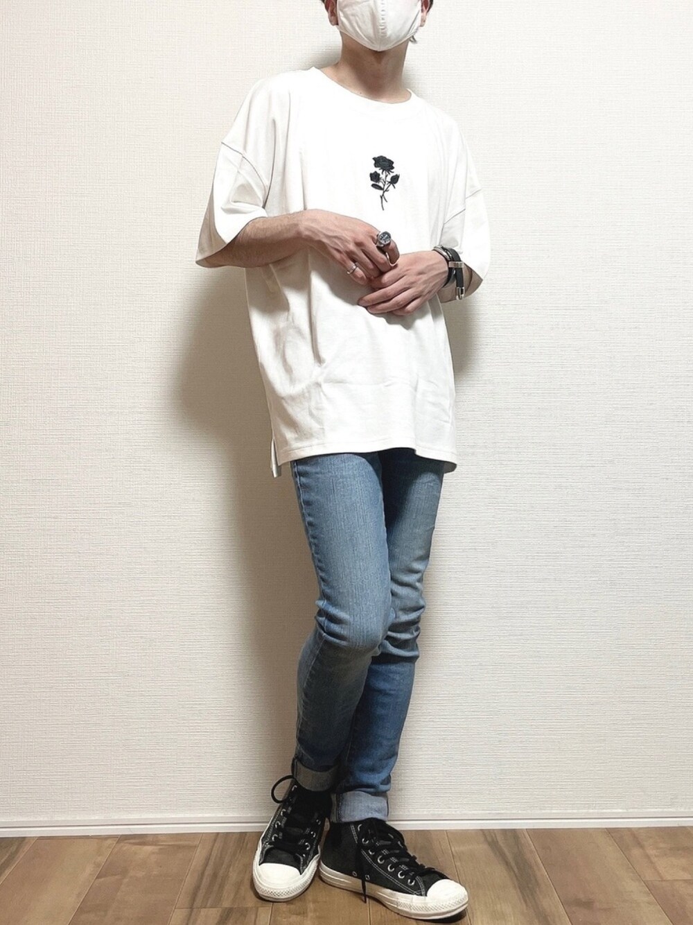 ホワイト系のTシャツ/カットソー、ブルー系のデニムパンツ、ブラック系のスニーカーを着用したメンズの春コーディネートの1枚目の写真