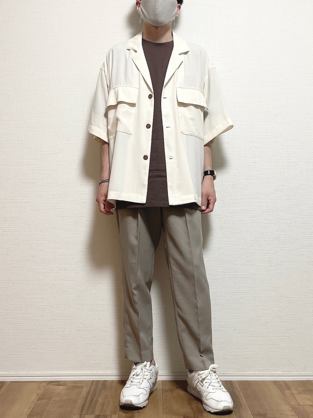 ホワイト系のシャツ/ブラウス、ブラウン系のTシャツ/カットソー、ベージュ系のセットアップを着用したメンズの夏コーディネートの1枚目の写真
