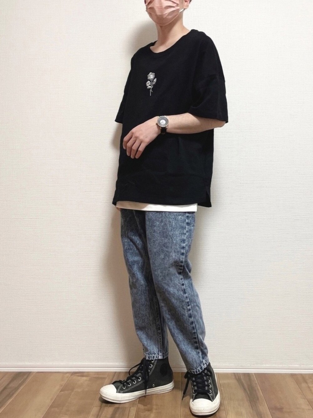 ブラック系のTシャツ/カットソー、ホワイト系のタンクトップ、ブルー系のデニムパンツを着用したメンズの夏コーディネートの1枚目の写真