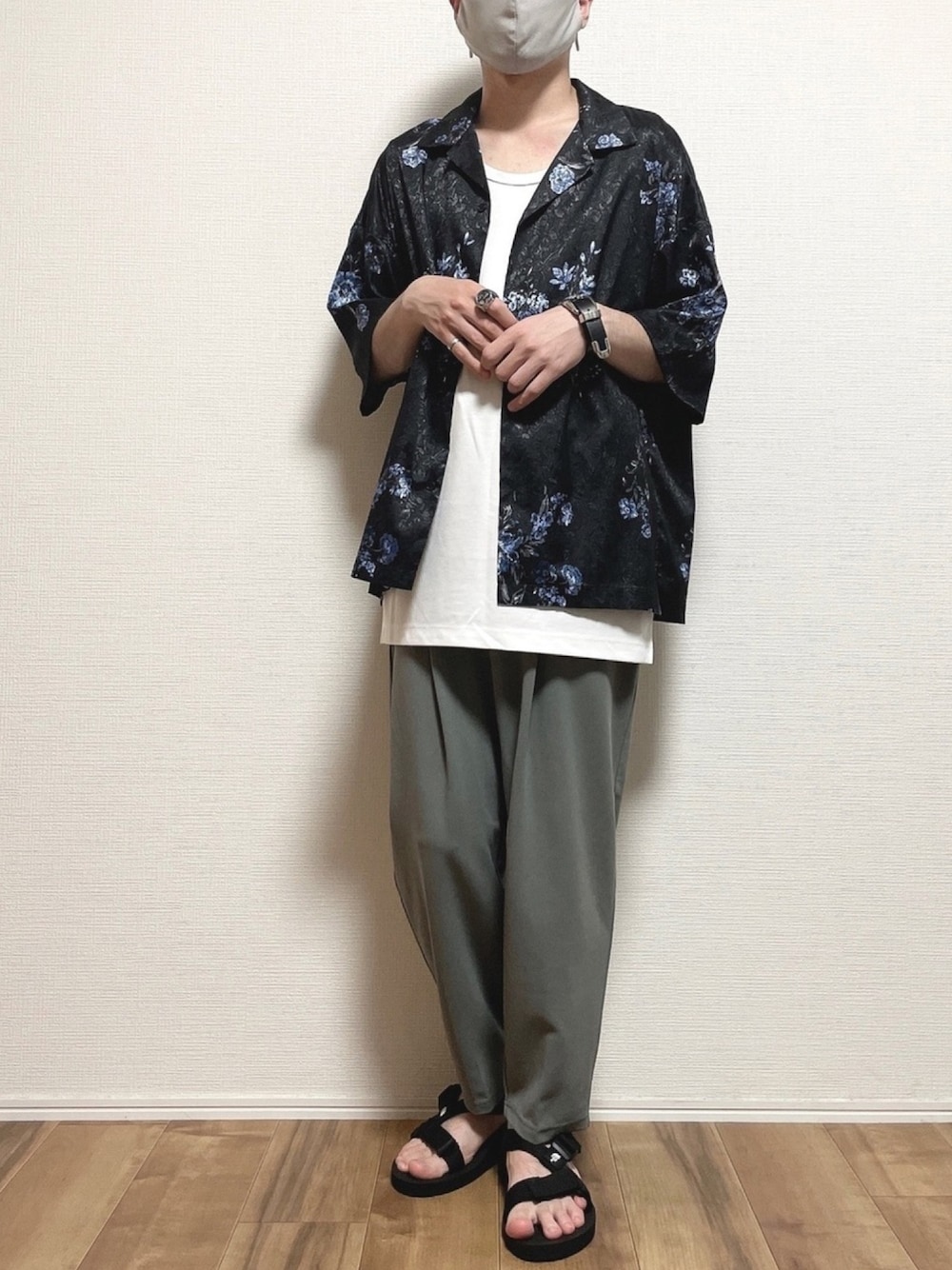 ブラック系のシャツ/ブラウス、ホワイト系のタンクトップ、グレー系のスラックスを着用したメンズの夏コーディネートの1枚目の写真