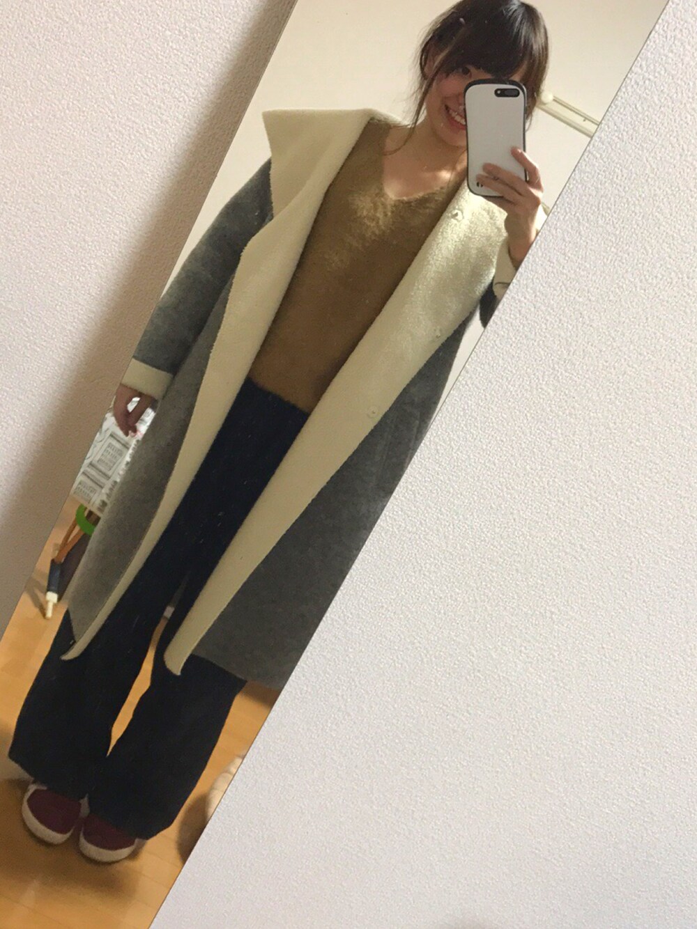 「カジュアル、冬コーデ、プチプラ、バイカラー、コートスタイル、ワイドパンツ、スニーカーコーデ」｜「SENSE OF PLACE by URBAN RESEARCHのフーデッドガウンコート（その他アウター、グレー系）」を使った、Misato♡さん（レディース・160cm）の冬コーディネートの1枚目の写真