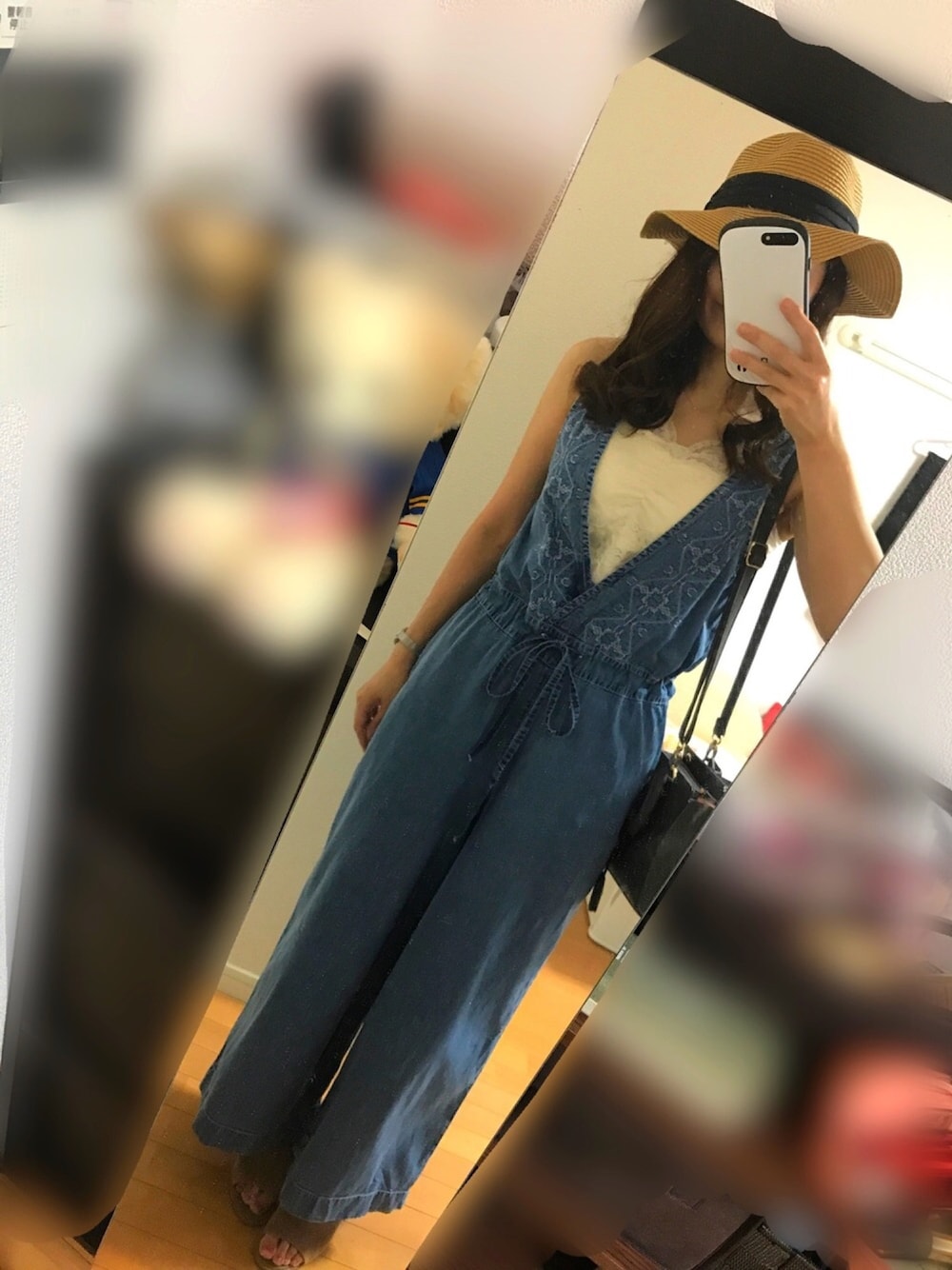 「夏コーデ、カジュアル、大人カジュアル、プチプラコーデ、白デニム、オールインワン、ストローハット」｜「PLAIN CLOTHINGのチャーム付きスクエアハンドバッグ/ショルダーバッグ【PLAIN CLOTHING】（ショルダーバッグ、グレー系）」を使った、Misato♡さん（レディース・160cm）の夏コーディネートの1枚目の写真