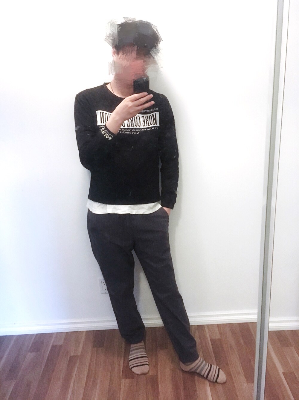 「UNIQLOのアイテム（チノパンツ、グレー系）」を使った、実乃さん（メンズ・180cm）の秋コーディネートの1枚目の写真