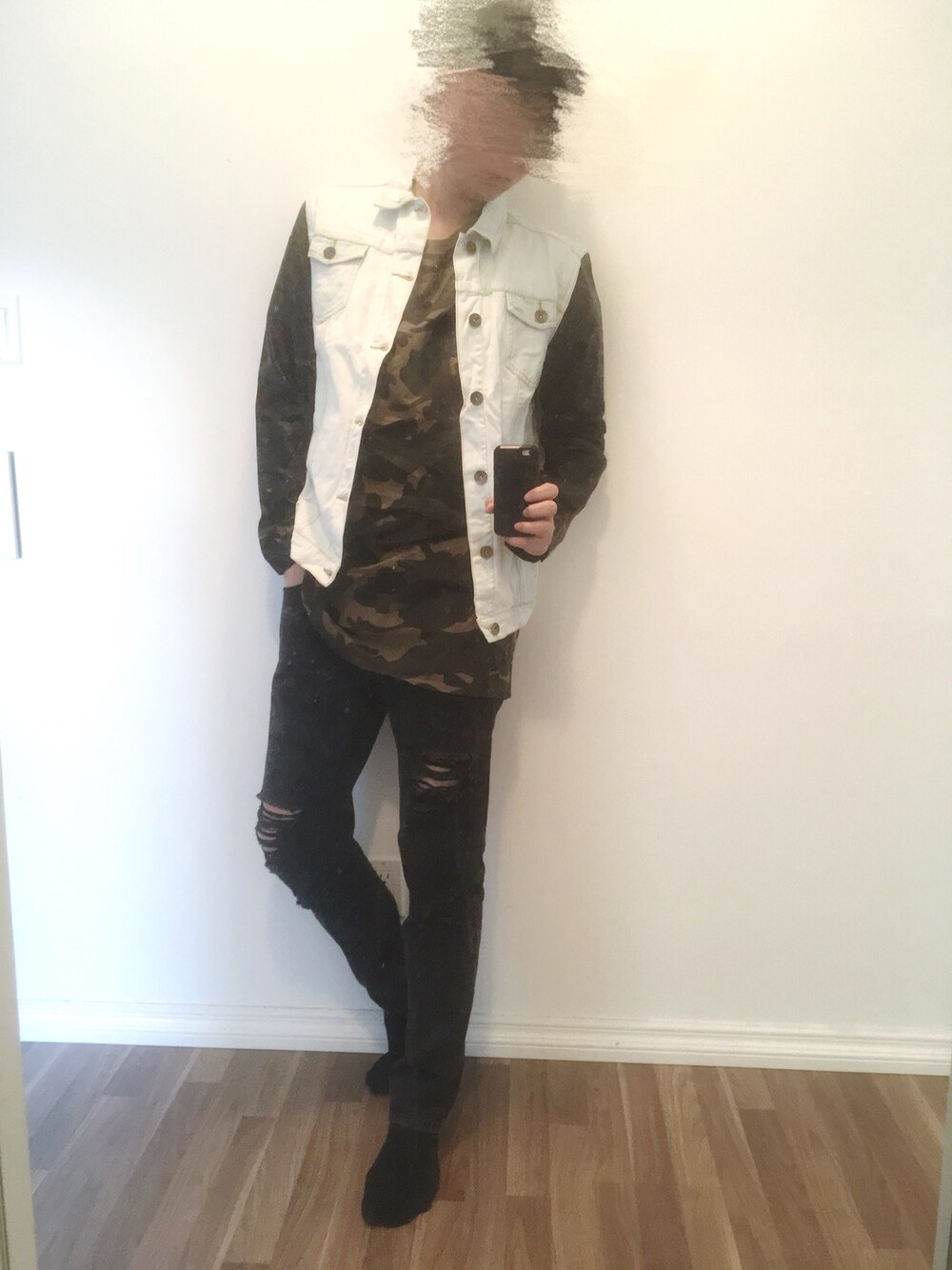 「Bershkaのアイテム（Tシャツ/カットソー、グリーン系）」を使った、実乃さん（メンズ・180cm）の秋コーディネートの1枚目の写真