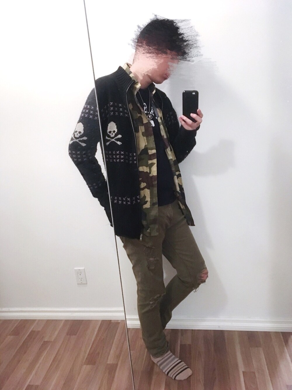 「Bershkaのアイテム（チノパンツ、グリーン系）」を使った、実乃さん（メンズ・180cm）の秋コーディネートの1枚目の写真