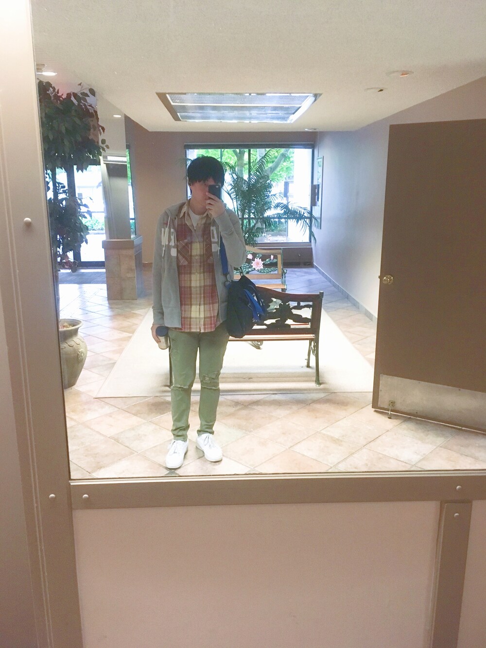 「Bershkaのアイテム（チノパンツ、グリーン系）」を使った、実乃さん（メンズ・180cm）の秋コーディネートの1枚目の写真