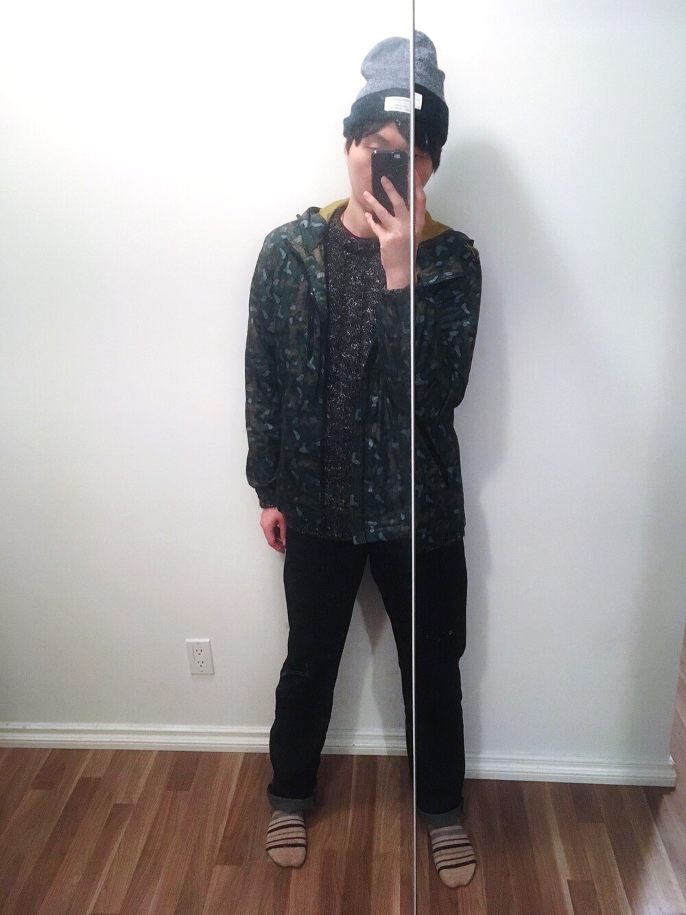 「Bershkaのアイテム（ニットキャップ/ビーニー、グレー系）」を使った、実乃さん（メンズ・180cm）の秋コーディネートの1枚目の写真