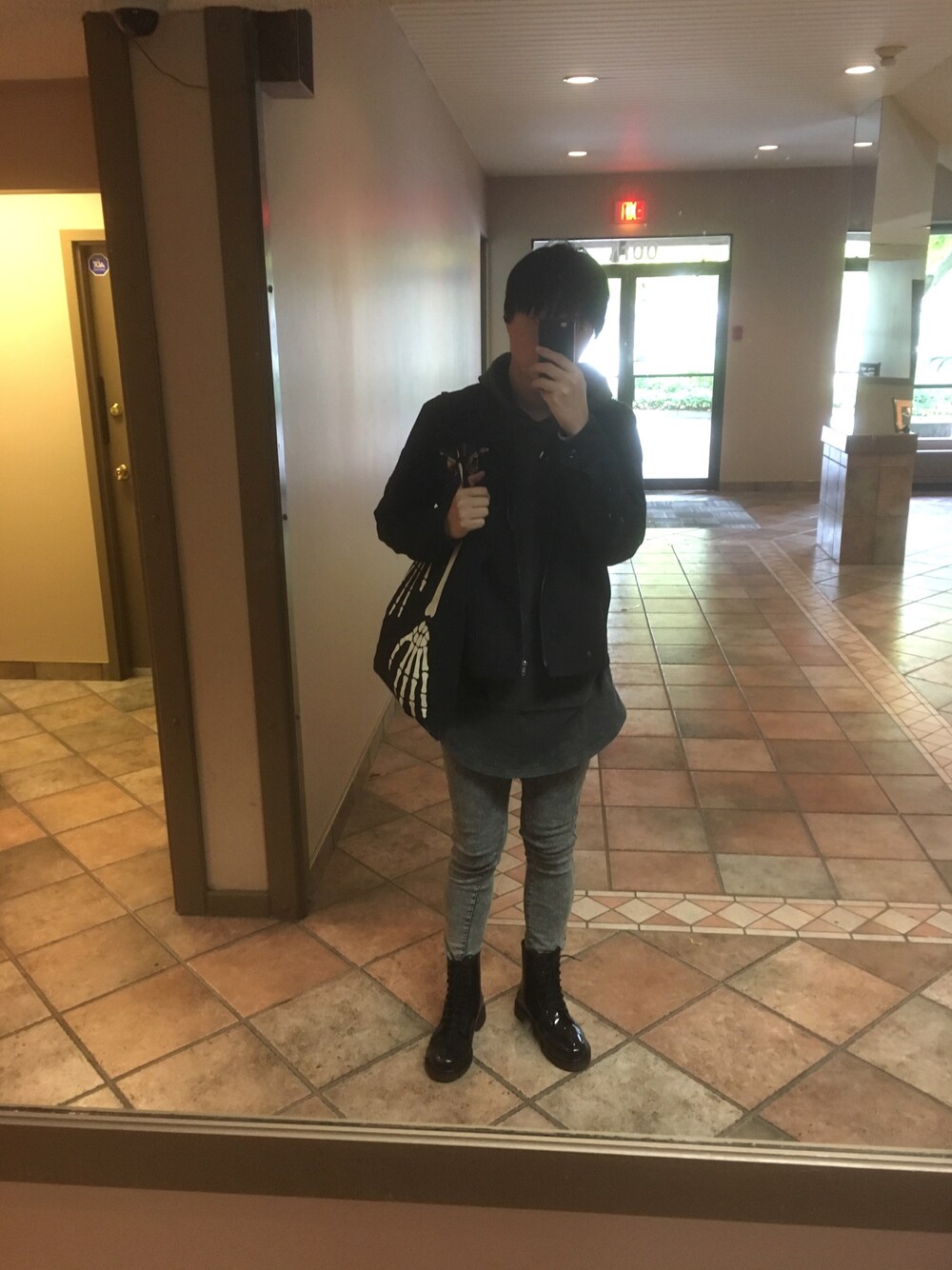「Bershkaのアイテム（デニムパンツ、グレー系）」を使った、実乃さん（メンズ・180cm）の秋コーディネートの1枚目の写真