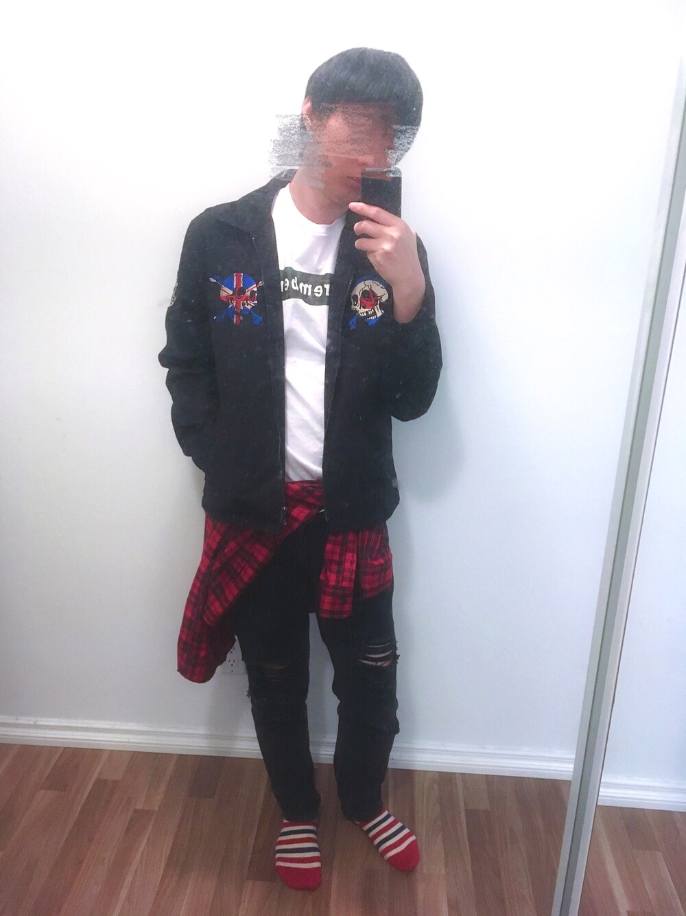 「FOREVER 21のアイテム（デニムパンツ、ブラック系）」を使った、実乃さん（メンズ・180cm）の秋コーディネートの1枚目の写真