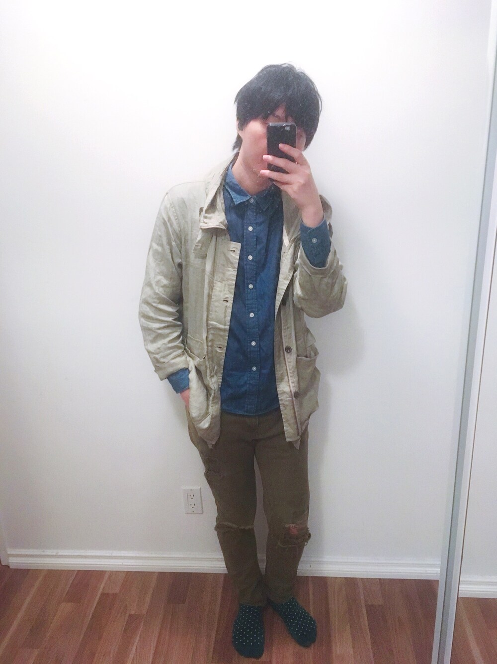 「Bershkaのアイテム（チノパンツ、グリーン系）」を使った、実乃さん（メンズ・180cm）の秋コーディネートの1枚目の写真