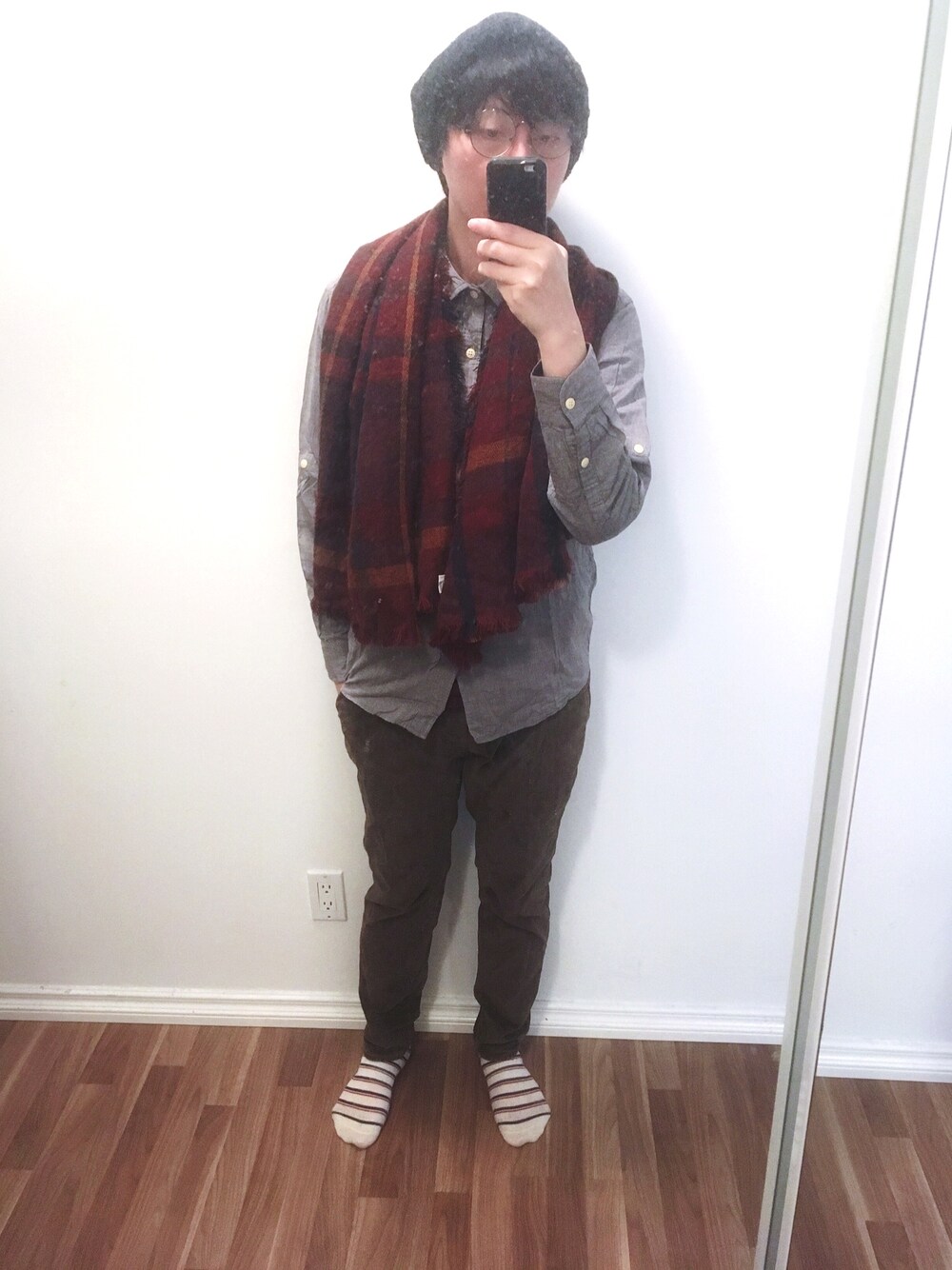「UNIQLOのアイテム（シャツ/ブラウス、グレー系）」を使った、実乃さん（メンズ・180cm）の秋コーディネートの1枚目の写真