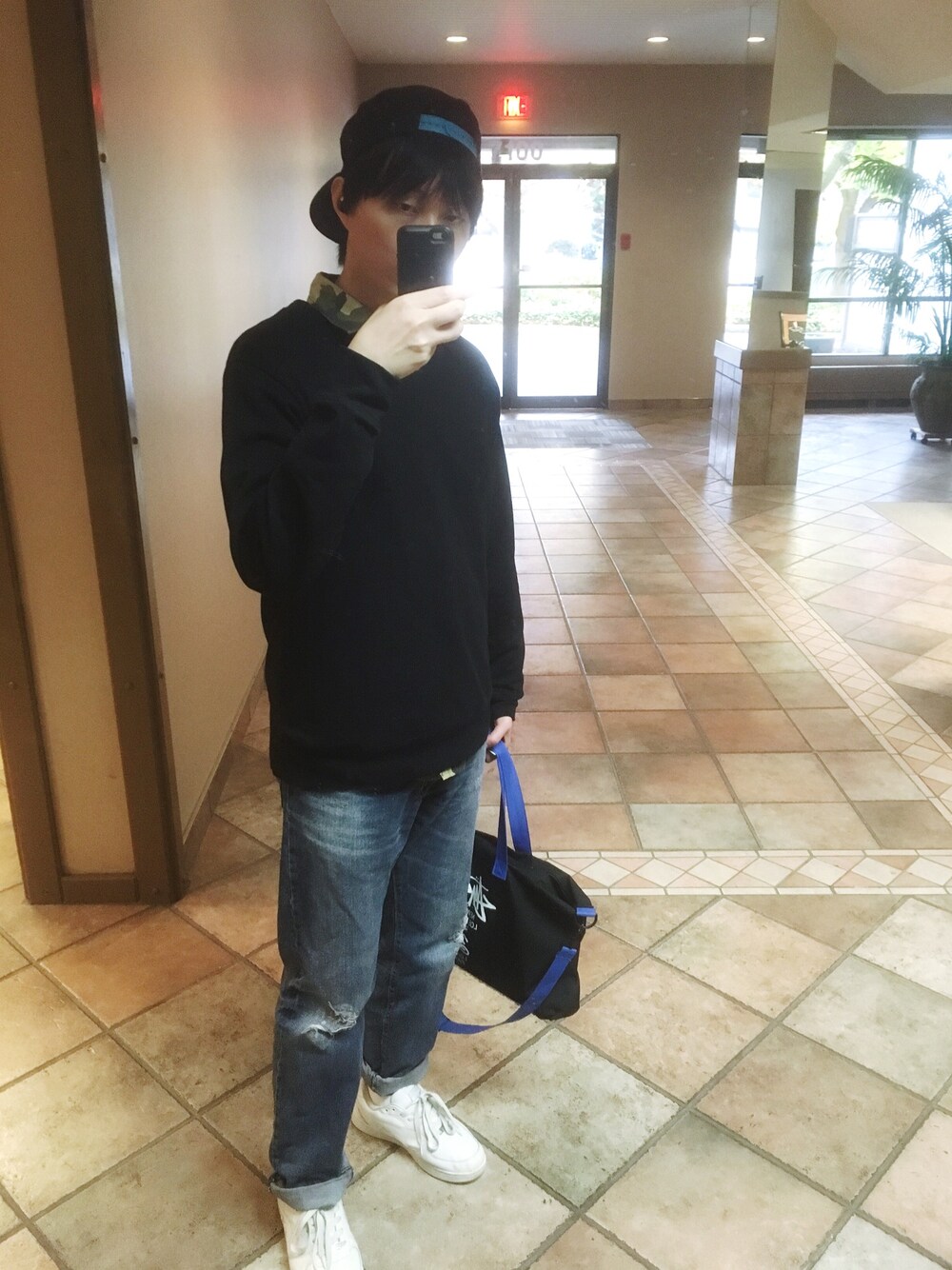 「Design Tshirts Store graniphのアイテム（カーディガン/ボレロ、ブラック系）」を使った、実乃さん（メンズ・180cm）の秋コーディネートの1枚目の写真