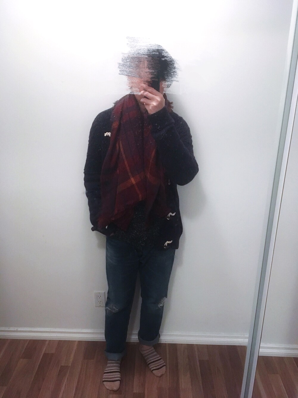 「Bershkaのアイテム（マフラー、レッド系）」を使った、実乃さん（メンズ・180cm）の秋コーディネートの1枚目の写真