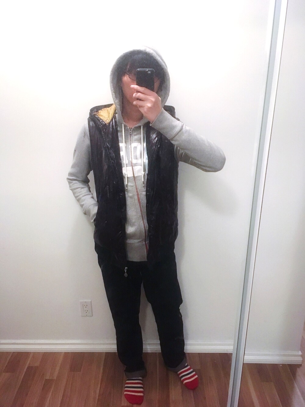 「GUのアイテム（デニムパンツ、ブラック系）」を使った、実乃さん（メンズ・180cm）の秋コーディネートの1枚目の写真