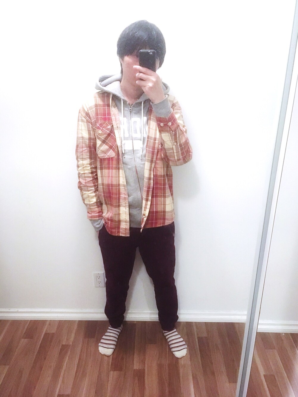 「FOREVER 21のアイテム（チノパンツ、レッド系）」を使った、実乃さん（メンズ・180cm）の秋コーディネートの1枚目の写真