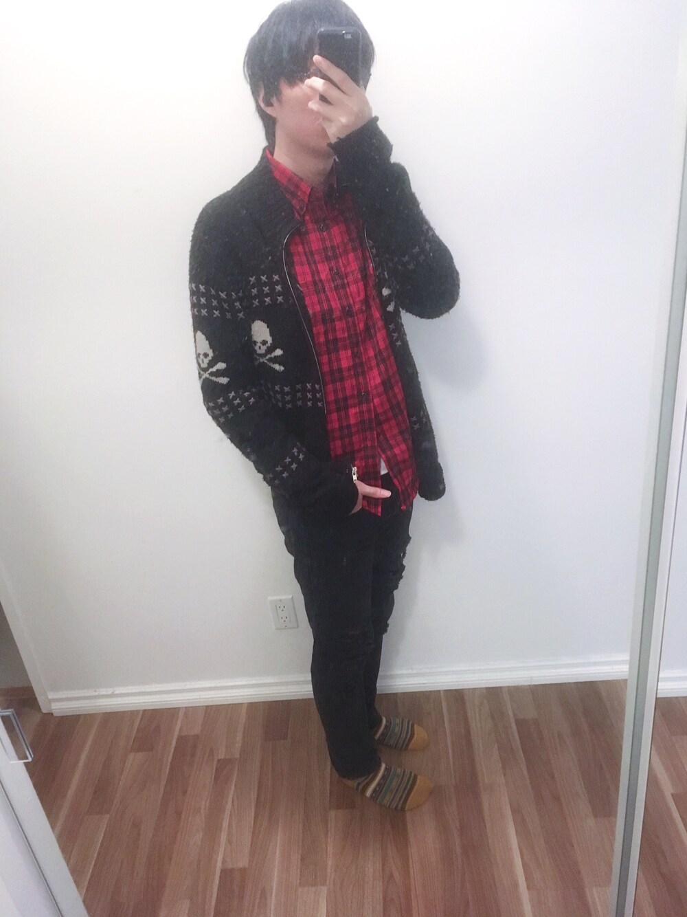 「FOREVER 21のアイテム（デニムパンツ、ブラック系）」を使った、実乃さん（メンズ・180cm）の秋コーディネートの1枚目の写真