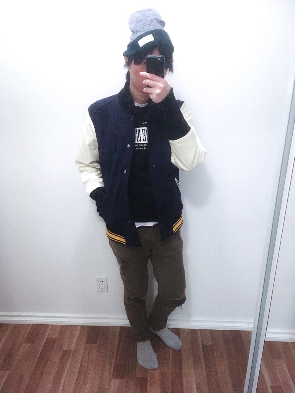 「Bershkaのアイテム（チノパンツ、グリーン系）」を使った、実乃さん（メンズ・180cm）の秋コーディネートの1枚目の写真