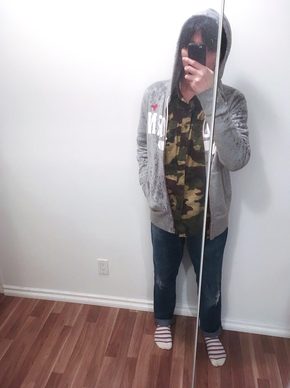 「Modern Amusementのアイテム（ノーカラージャケット、グレー系）」を使った、実乃さん（メンズ・180cm）の秋コーディネートの1枚目の写真