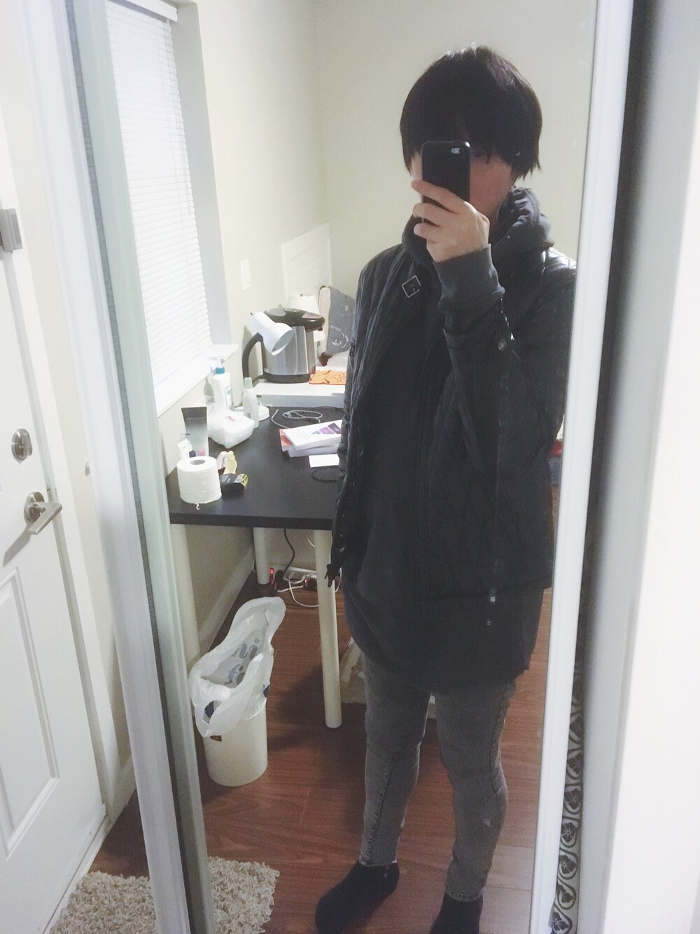 「Bershkaのアイテム（デニムパンツ、グレー系）」を使った、実乃さん（メンズ・180cm）の冬コーディネートの1枚目の写真