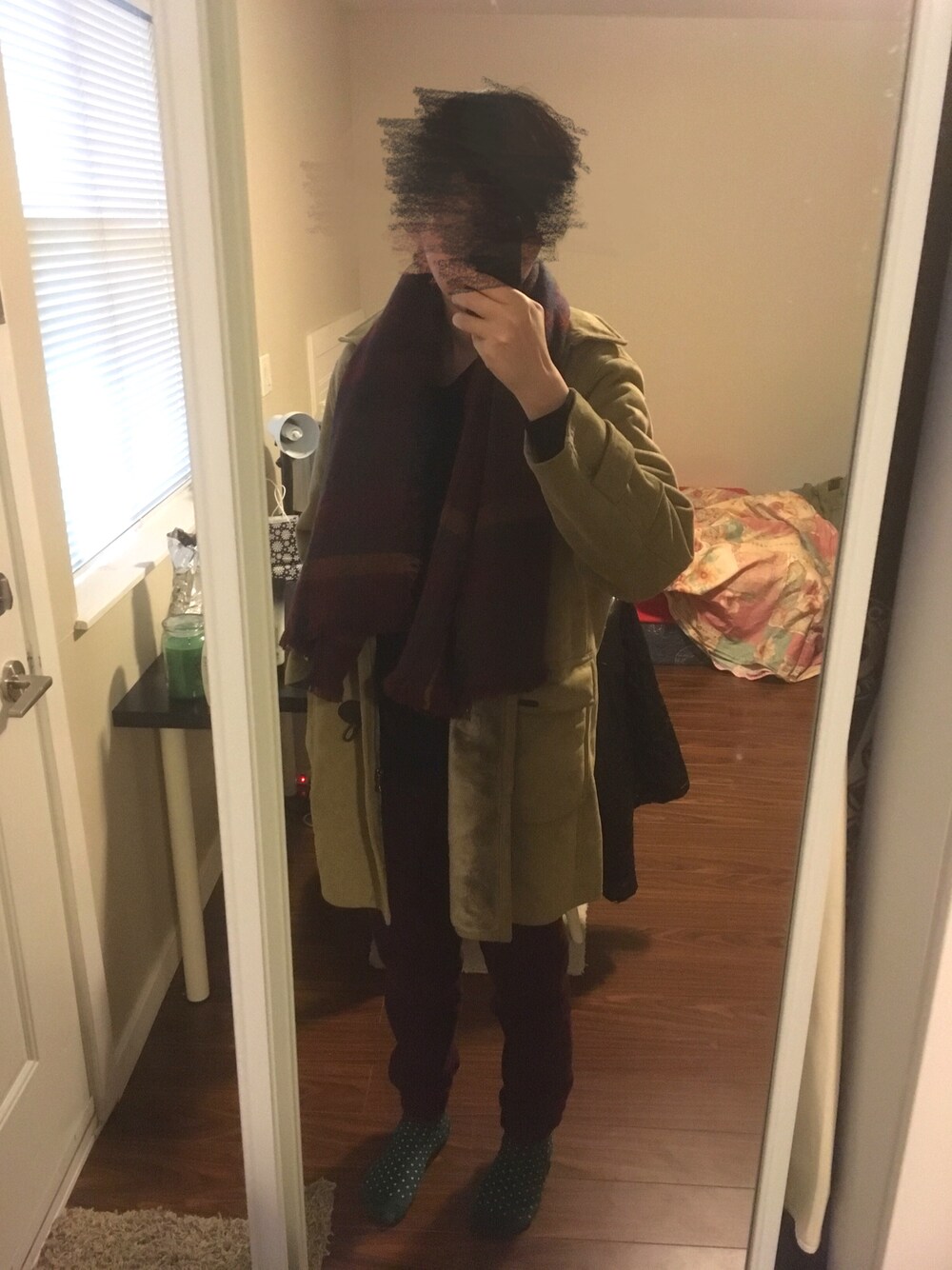 「Bershkaのアイテム（マフラー、レッド系）」を使った、実乃さん（メンズ・180cm）の冬コーディネートの1枚目の写真