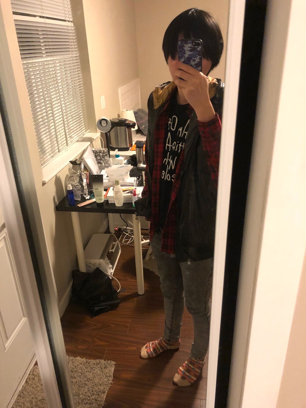 「Bershkaのアイテム（デニムパンツ、グレー系）」を使った、実乃さん（メンズ・180cm）の冬コーディネートの1枚目の写真
