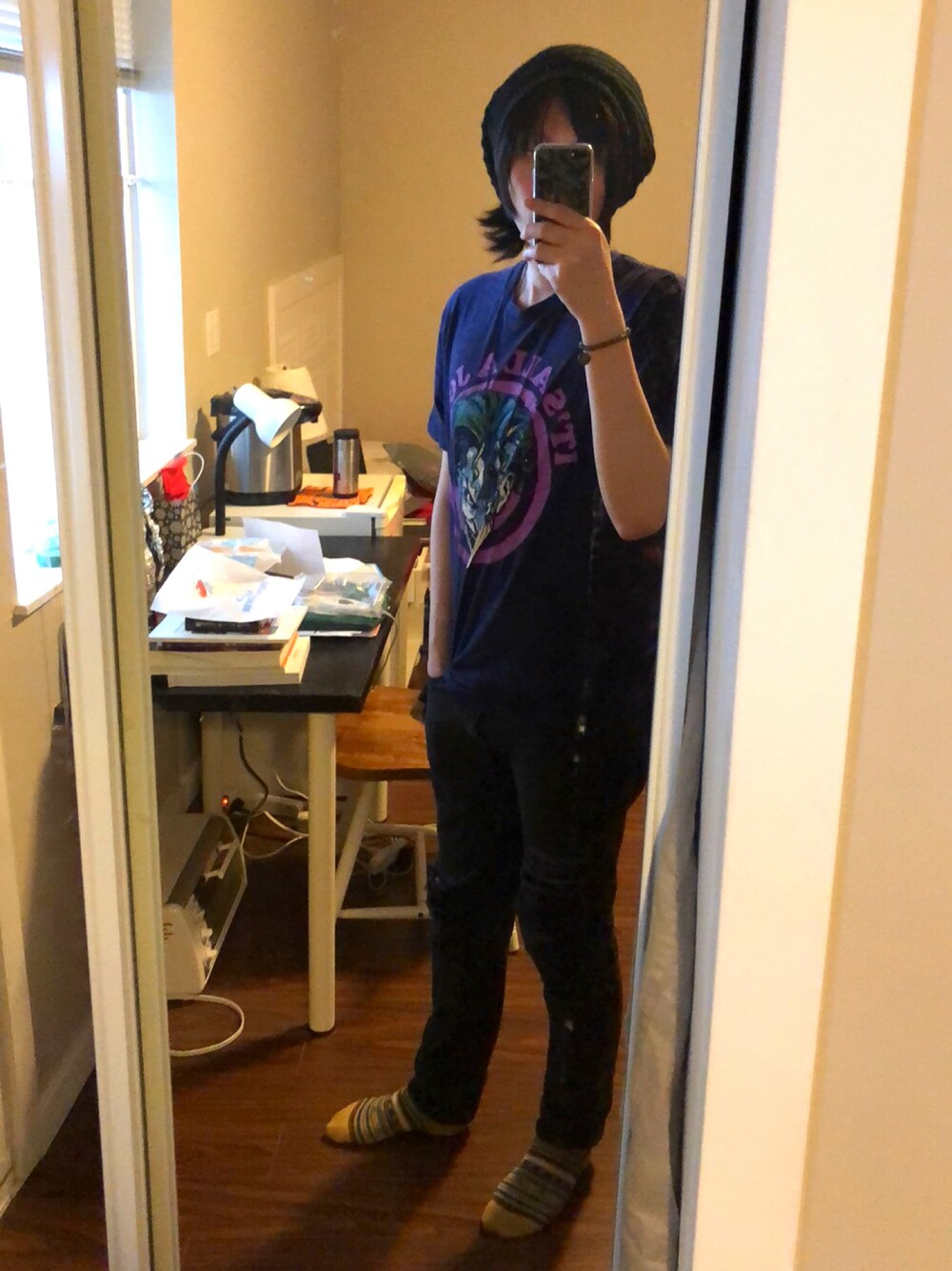 「DCのアイテム（Tシャツ/カットソー、パープル系）」を使った、実乃さん（メンズ・180cm）の春コーディネートの1枚目の写真