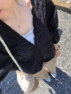 「スカラップ」｜「アイテム（チノパンツ）」を使った、auさん（レディース・158cm）の春コーディネート